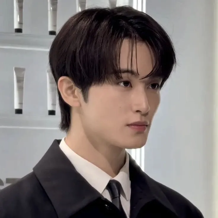 Behind-the-scenes cut of Mark