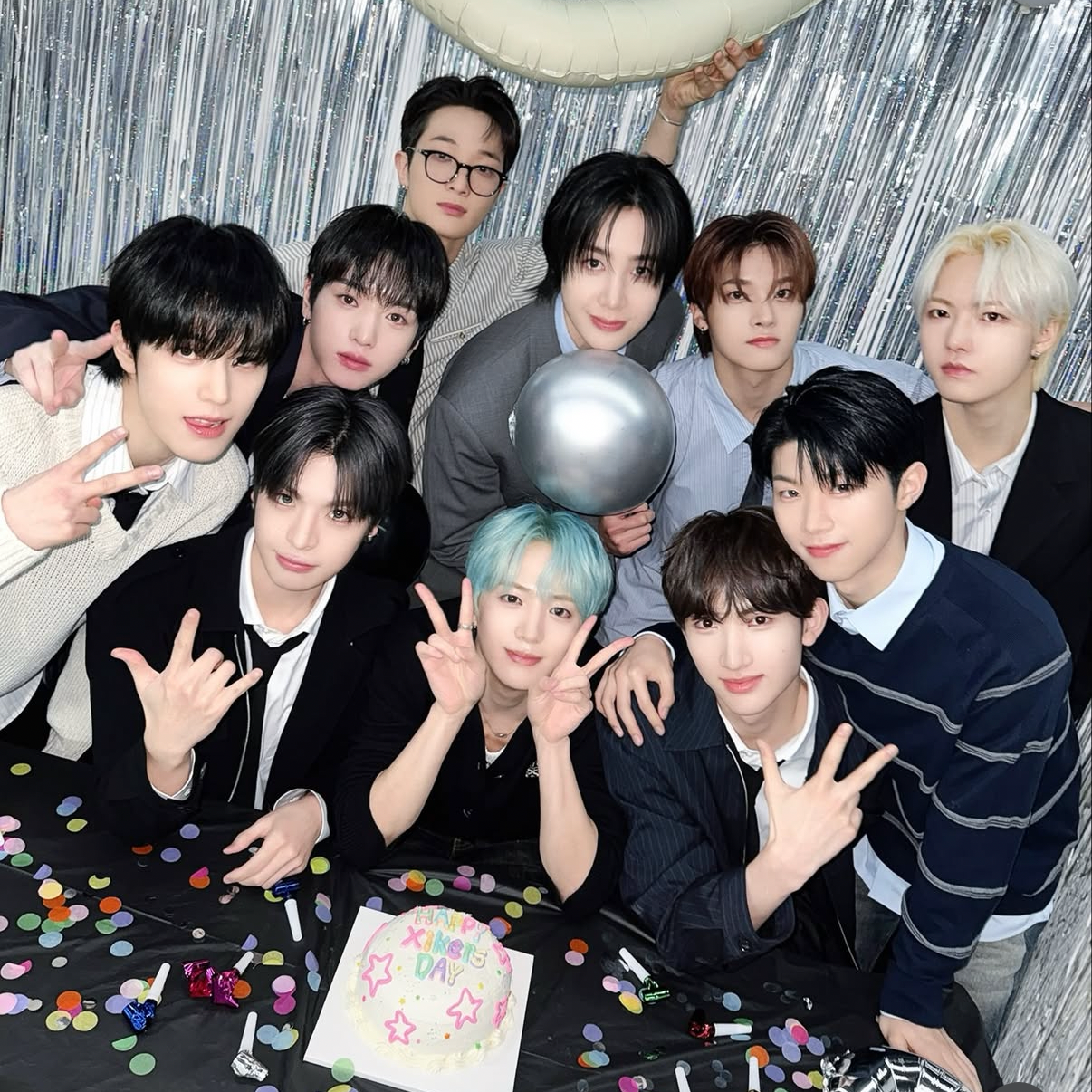 Behind-the-scenes cut of Xikers