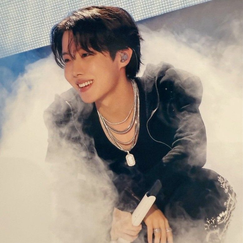 Foto aktivitas terbaru j-hope (BTS)