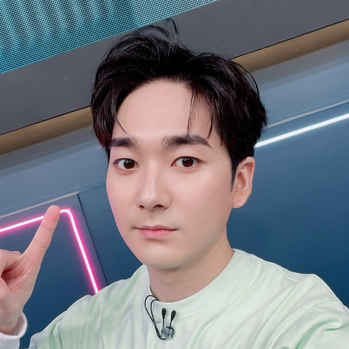 Behind-the-scenes cut of Aron
