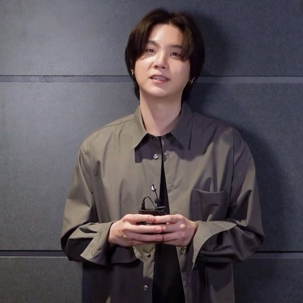 Foto aktivitas terbaru SUGA (BTS)