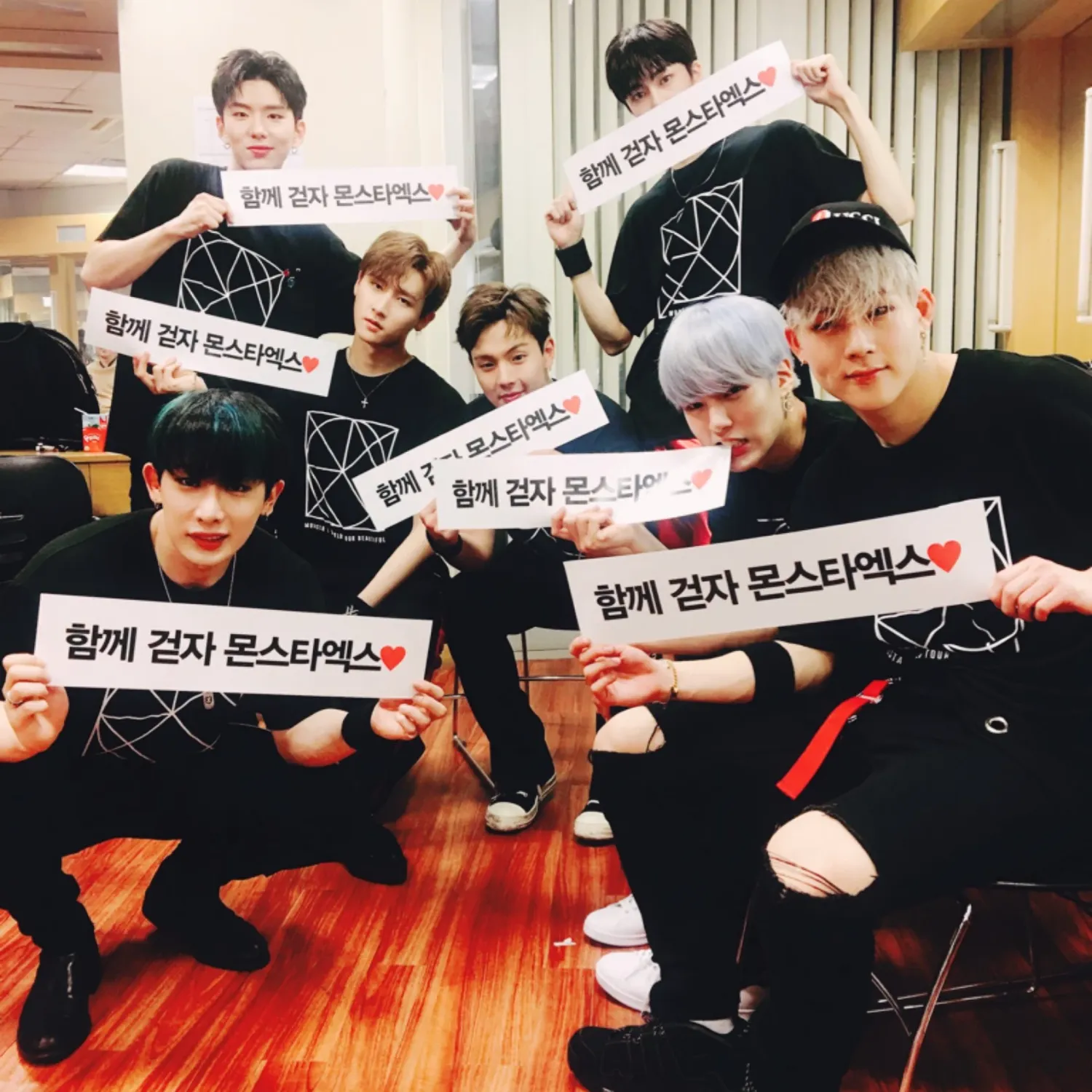 Momen yang diabadikan oleh penggemar MONSTA X