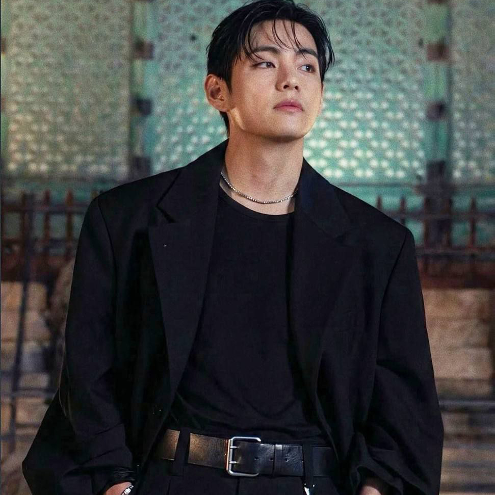 Behind-the-scenes cut of V (BTS)