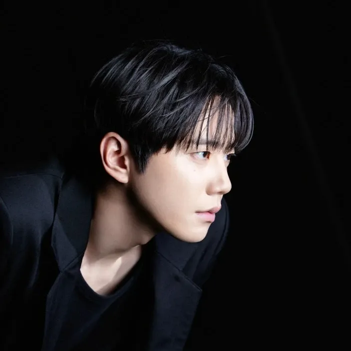Behind-the-scenes cut of Lee Junyoung
