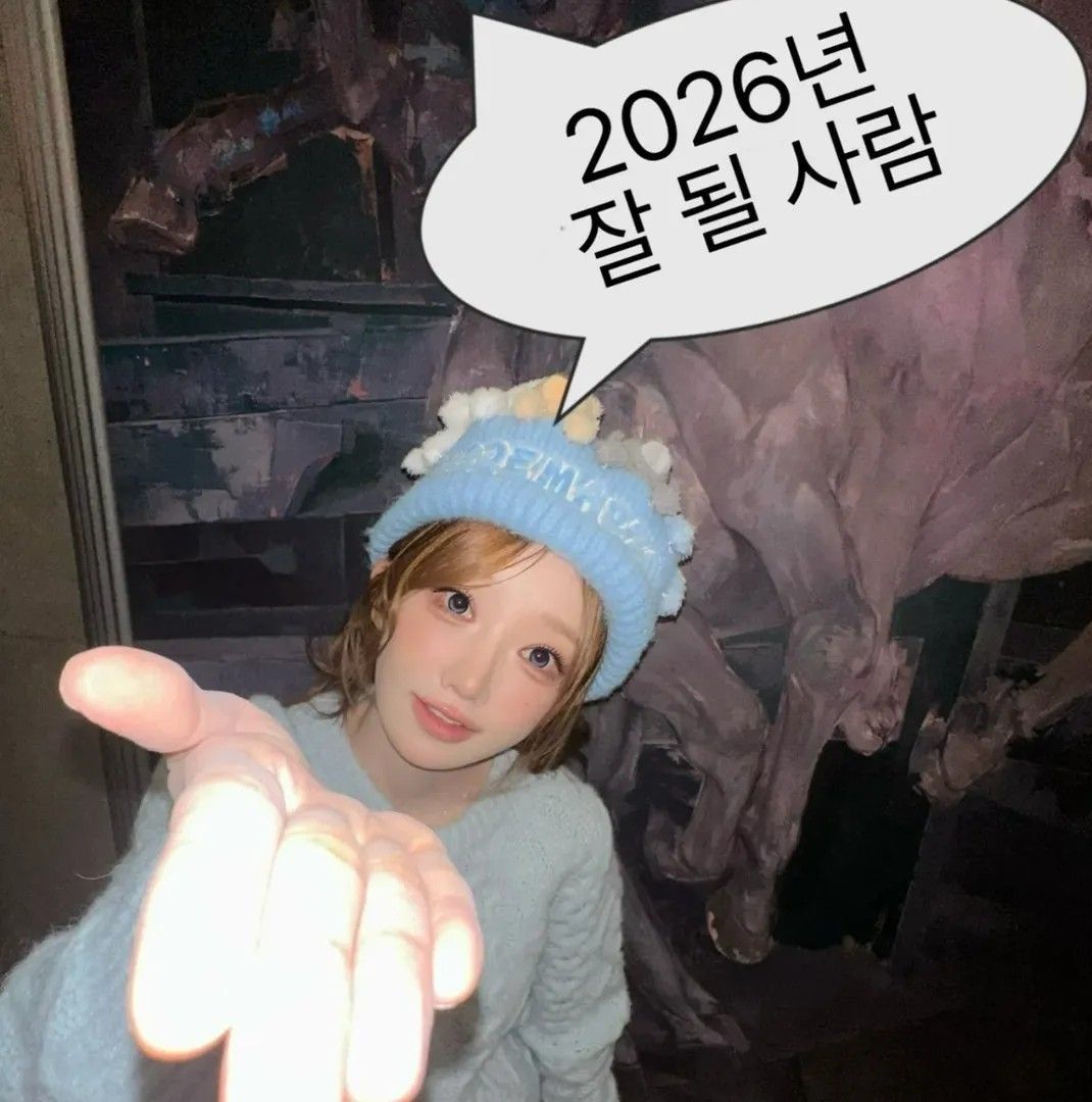 Behind-the-scenes cut of QWER