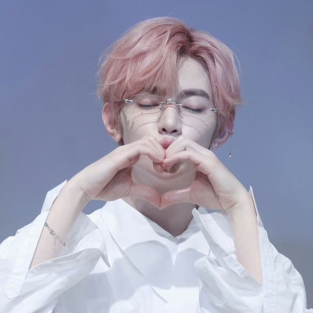 A moment captured by Zhang Hao's fan