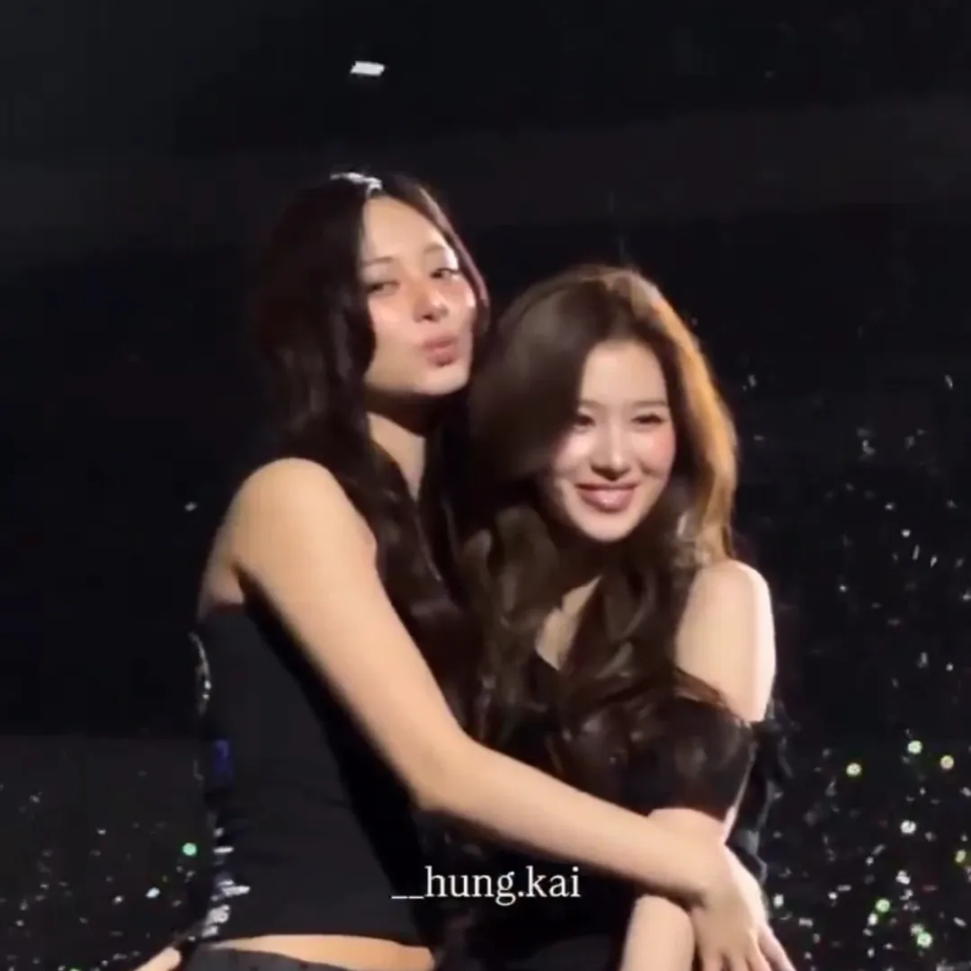 Momen yang diabadikan oleh penggemar Tzuyu (TWICE)