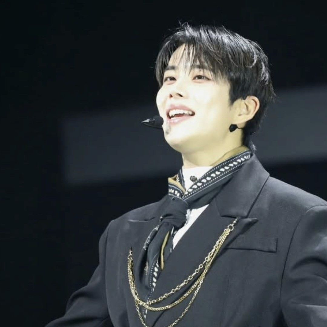 A moment captured by MJ (ASTRO)'s fan