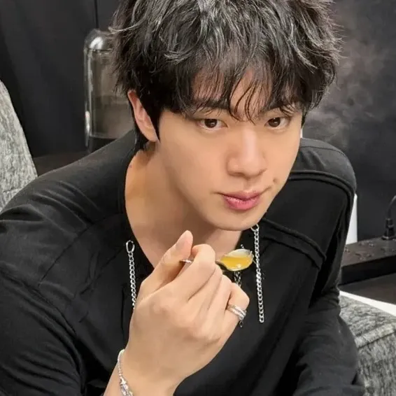 Momen yang diabadikan oleh penggemar Jin (BTS)