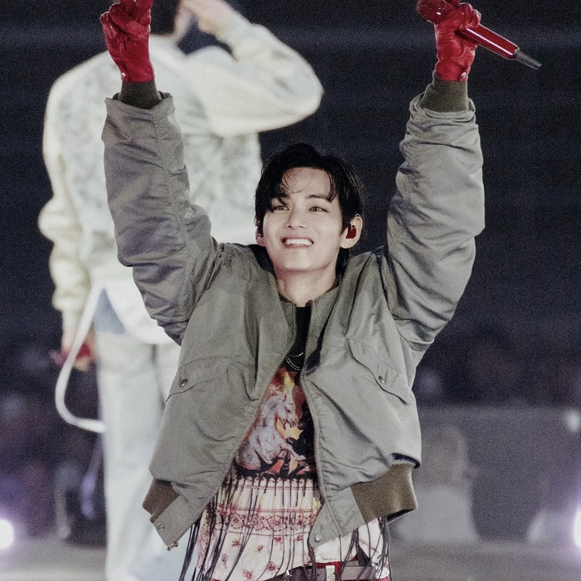 Behind-the-scenes cut of V (BTS)