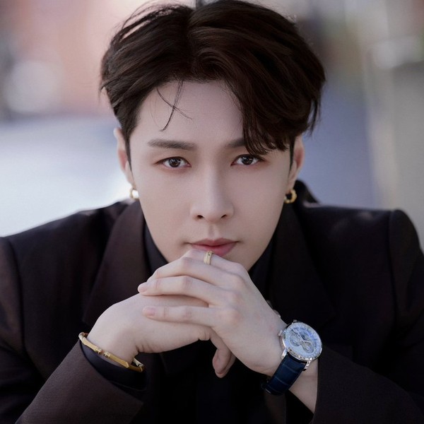 오늘 최애돌에서 빛나는 레이 (EXO)의 대표 사진