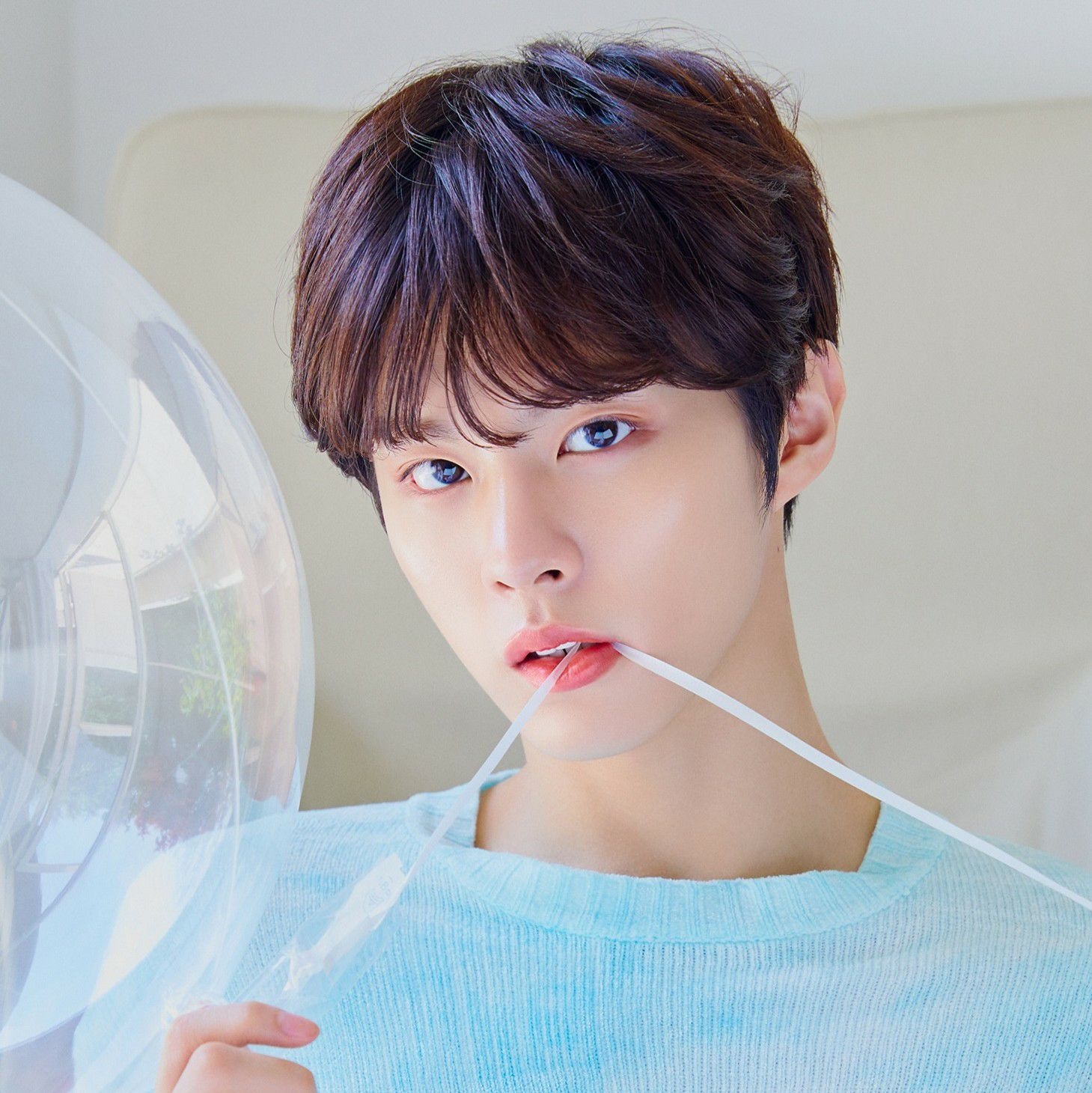 Behind-the-scenes cut of Kim Wooseok