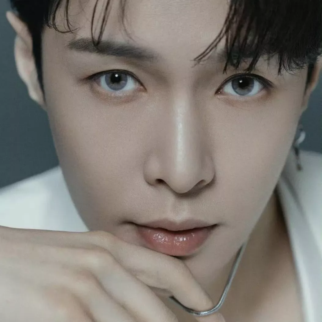 Recent activity shot of Lay (EXO)