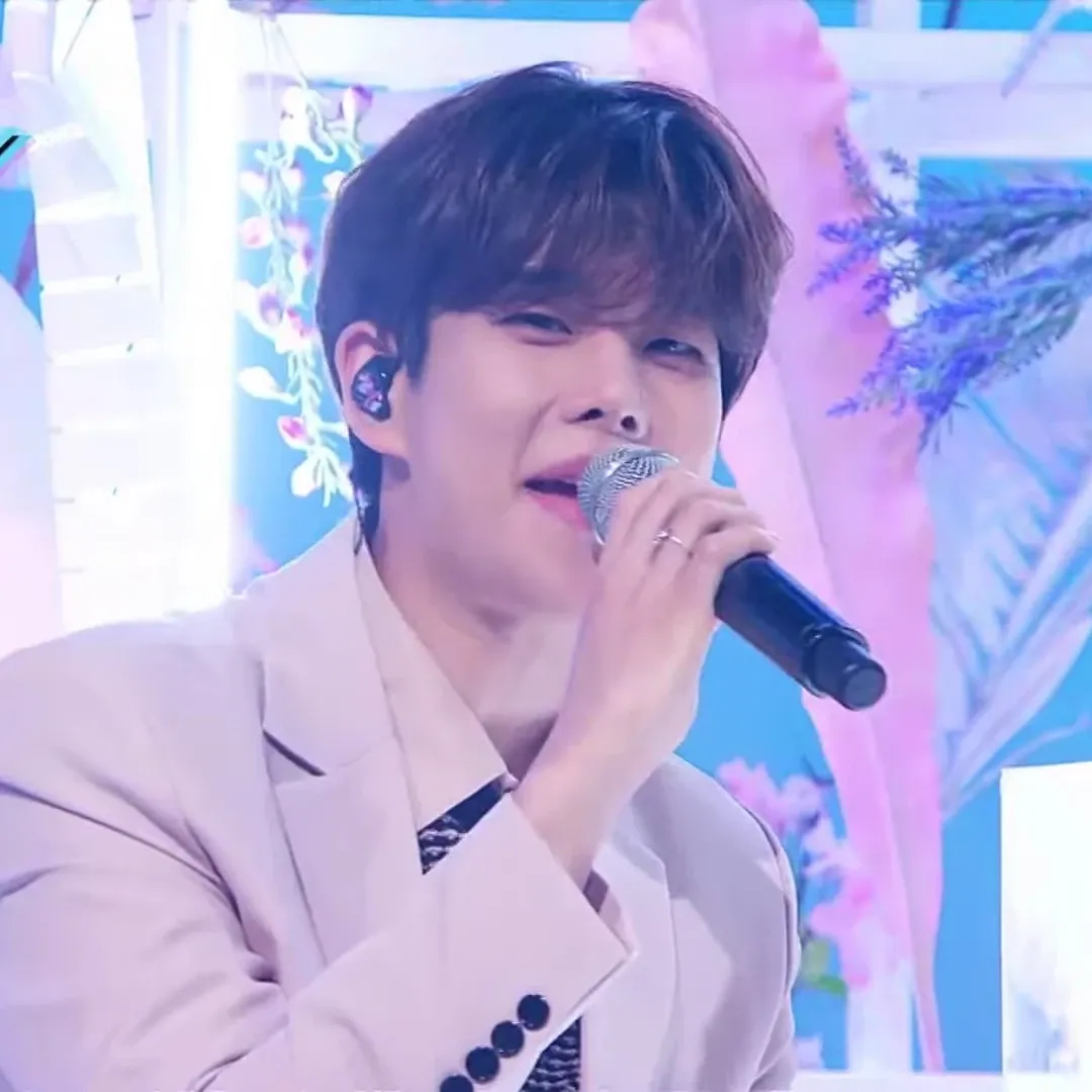 A moment captured by MJ (ASTRO)'s fan