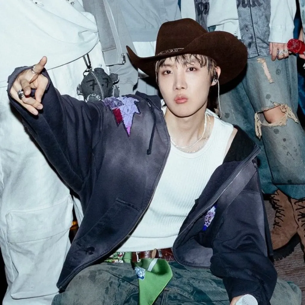 Momen yang diabadikan oleh penggemar j-hope (BTS)