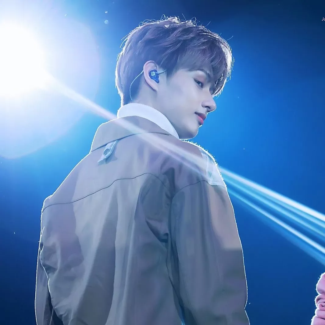 Latest photo of Jun (SEVENTEEN)
