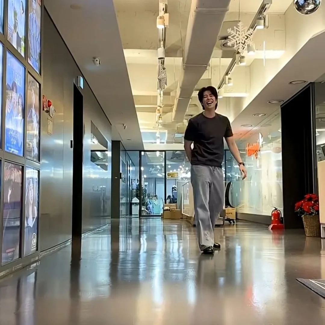 A moment captured by MJ (ASTRO)'s fan