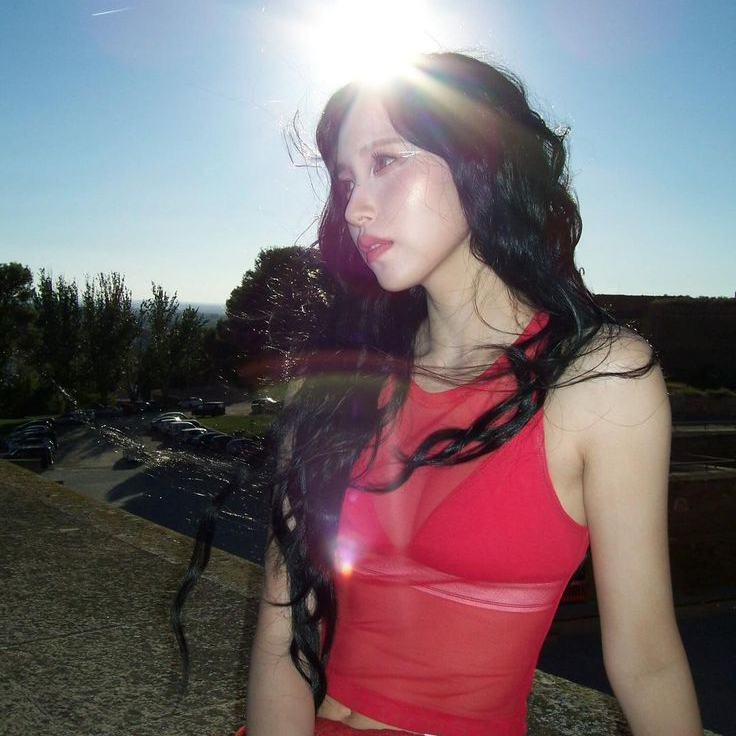 Foto aktivitas terbaru Mina (TWICE)