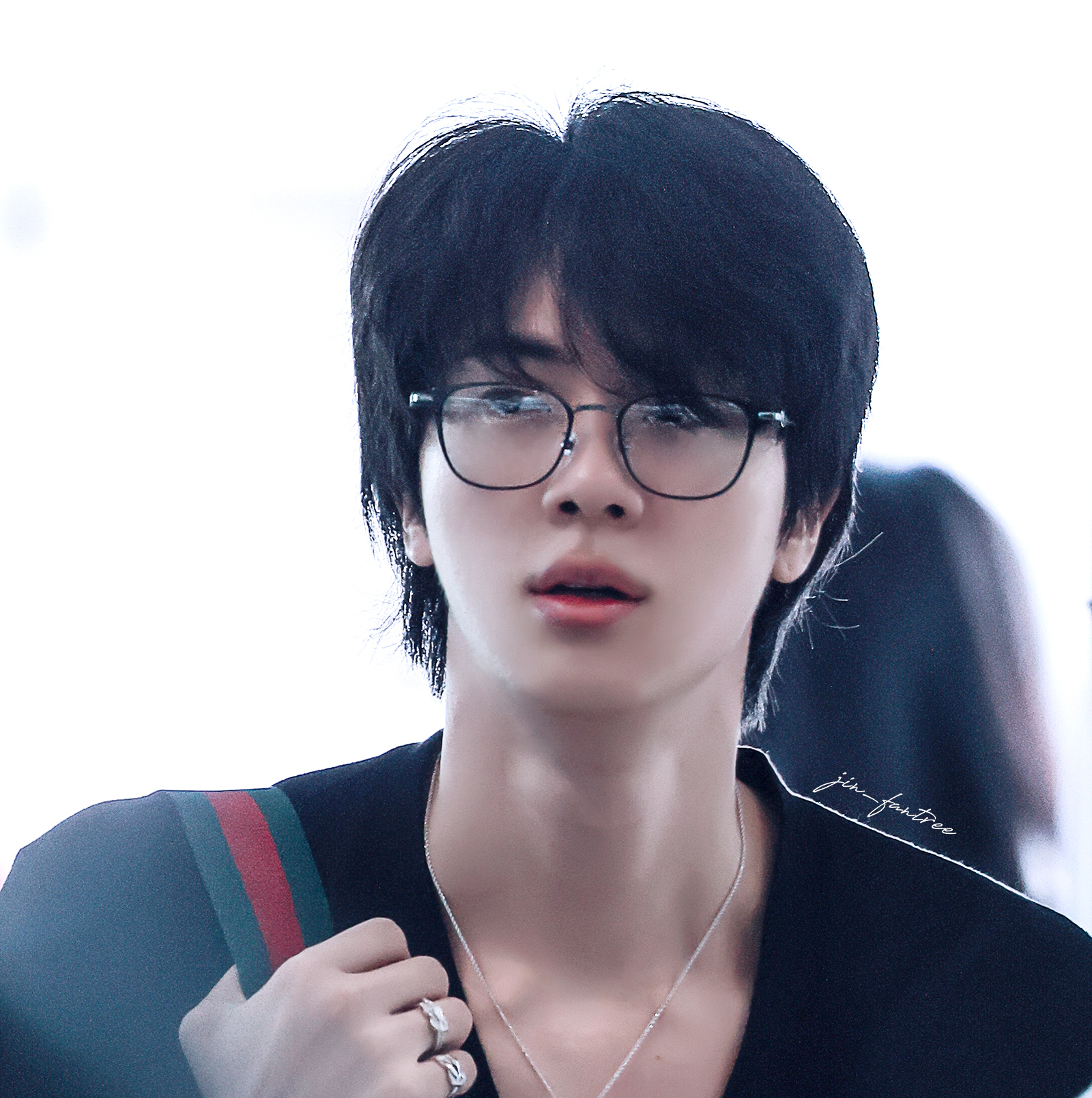 Momen yang diabadikan oleh penggemar Jin (BTS)