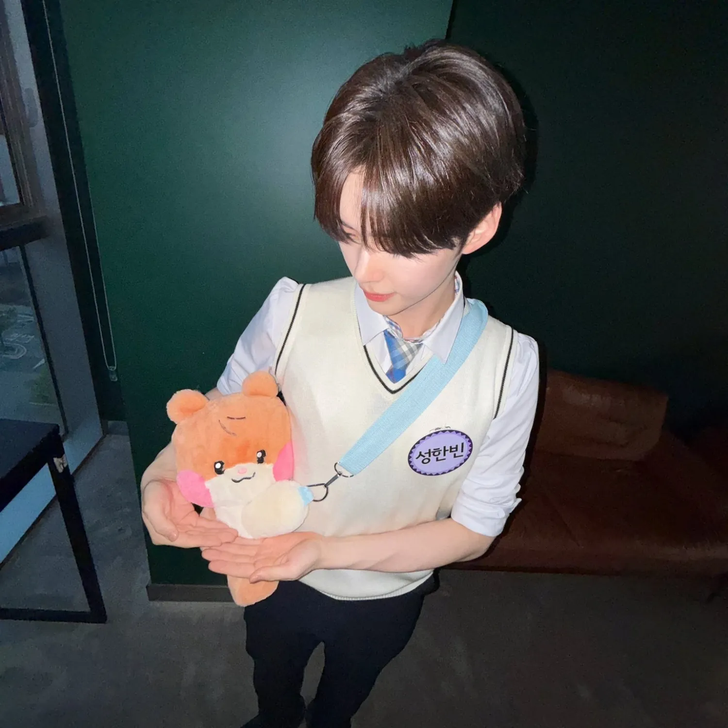 Potret di balik layar Sung Hanbin (ZEROBASEONE)
