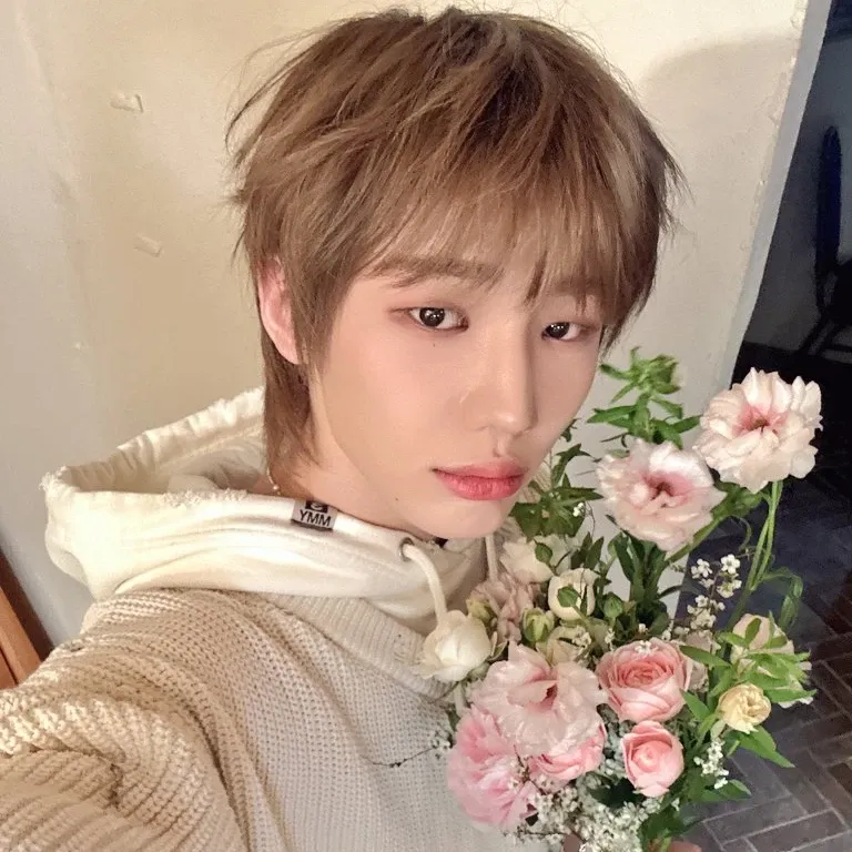 Behind-the-scenes cut of Junhyeok (TNX)