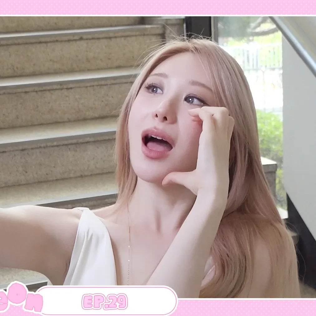 A moment captured by Lee Chaeyeon's fan