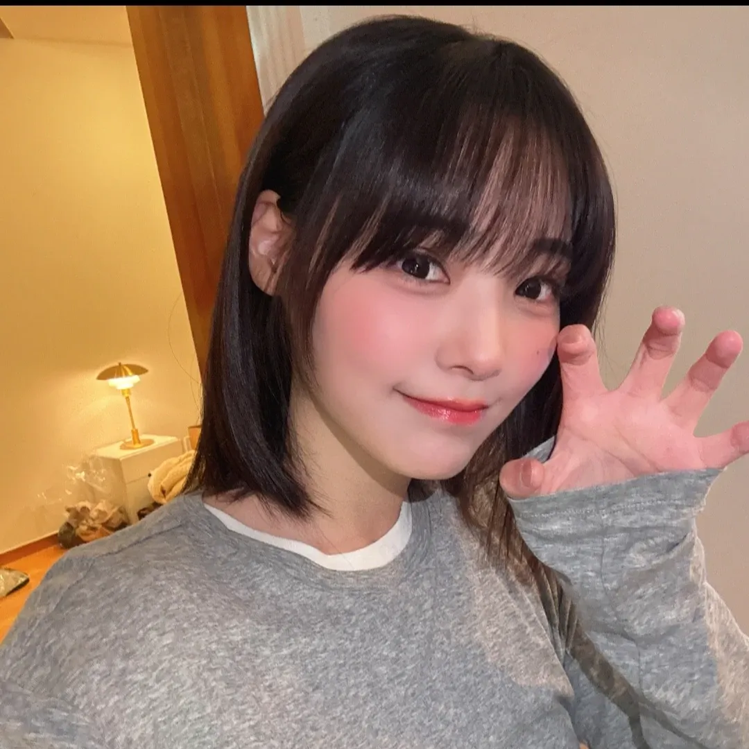 Behind-the-scenes cut of Siyeon (QWER)
