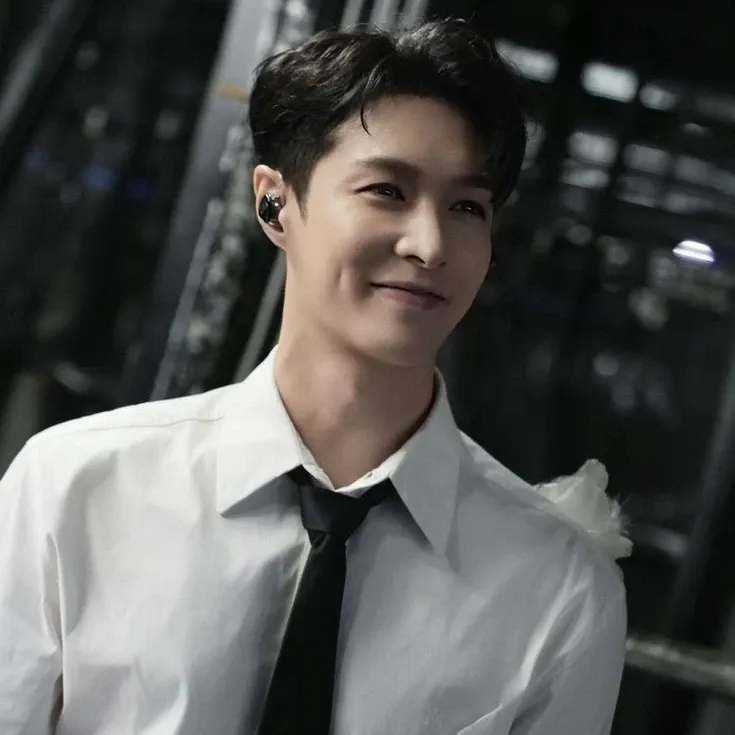 Behind-the-scenes cut of Lay (EXO)