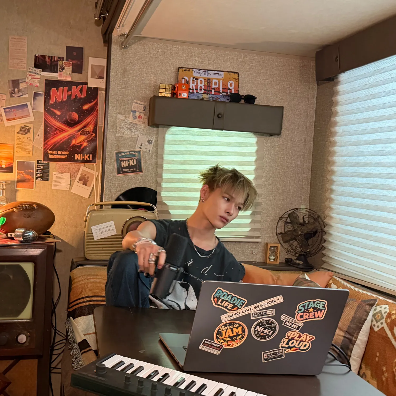 Momen yang diabadikan oleh penggemar NI-KI (ENHYPEN)