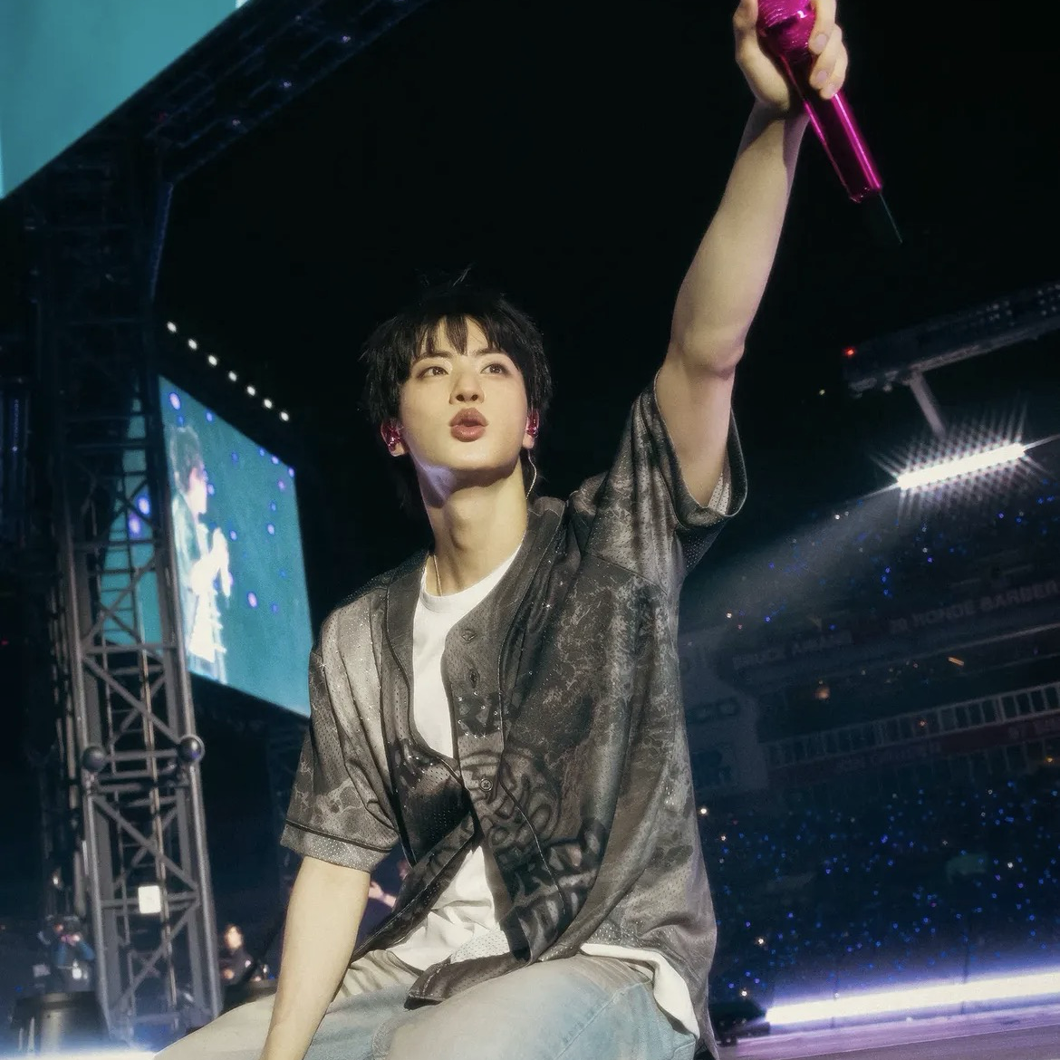 Foto aktivitas terbaru Jin (BTS)