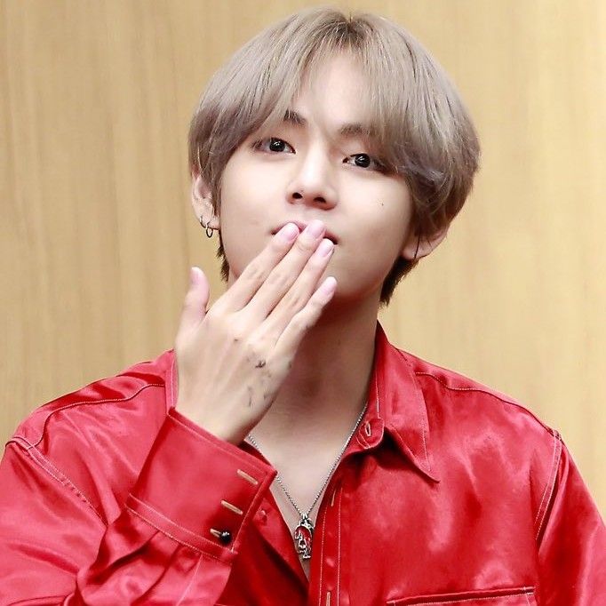 뷔 (방탄소년단)의 최신 사진