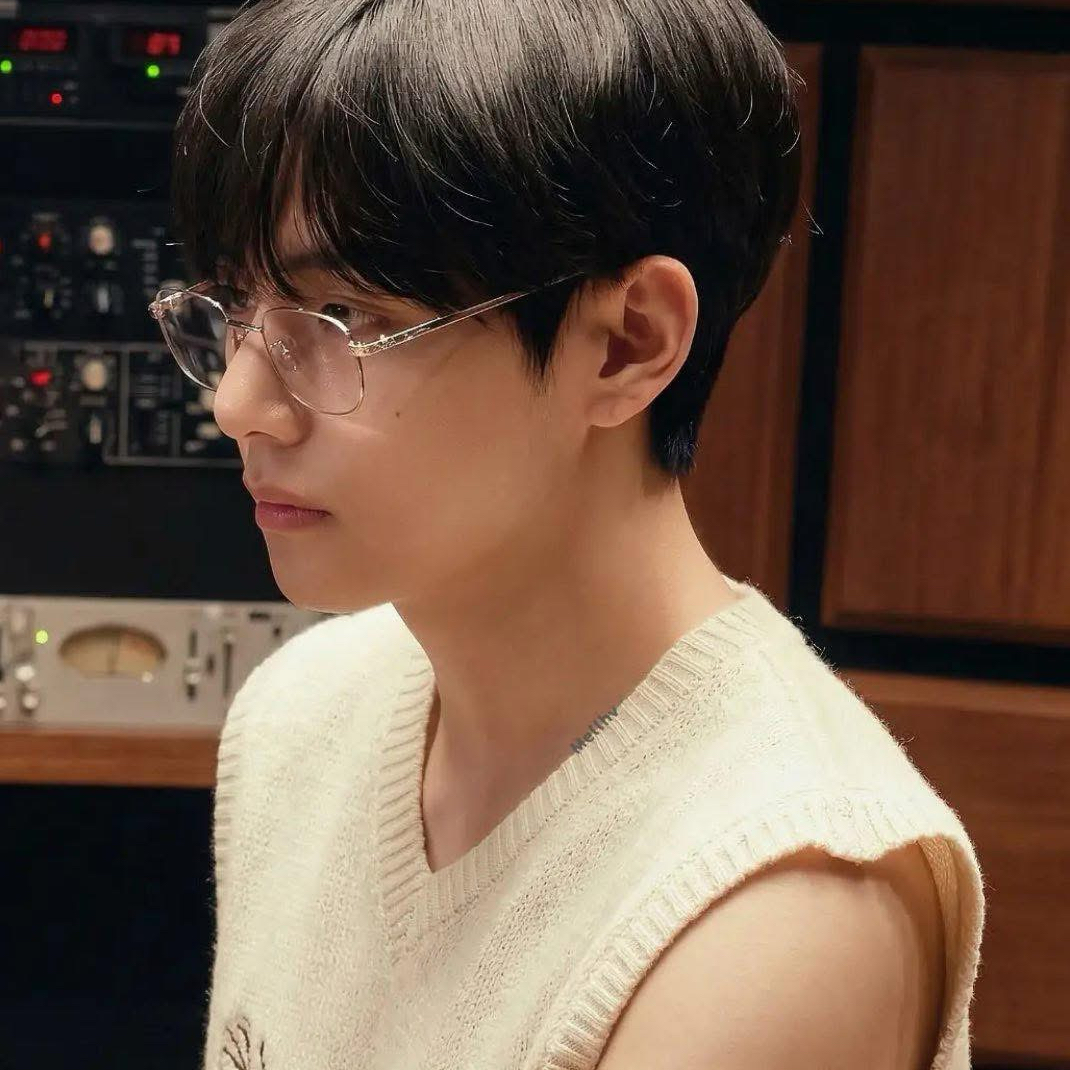 뷔 (방탄소년단)의 비하인드 컷