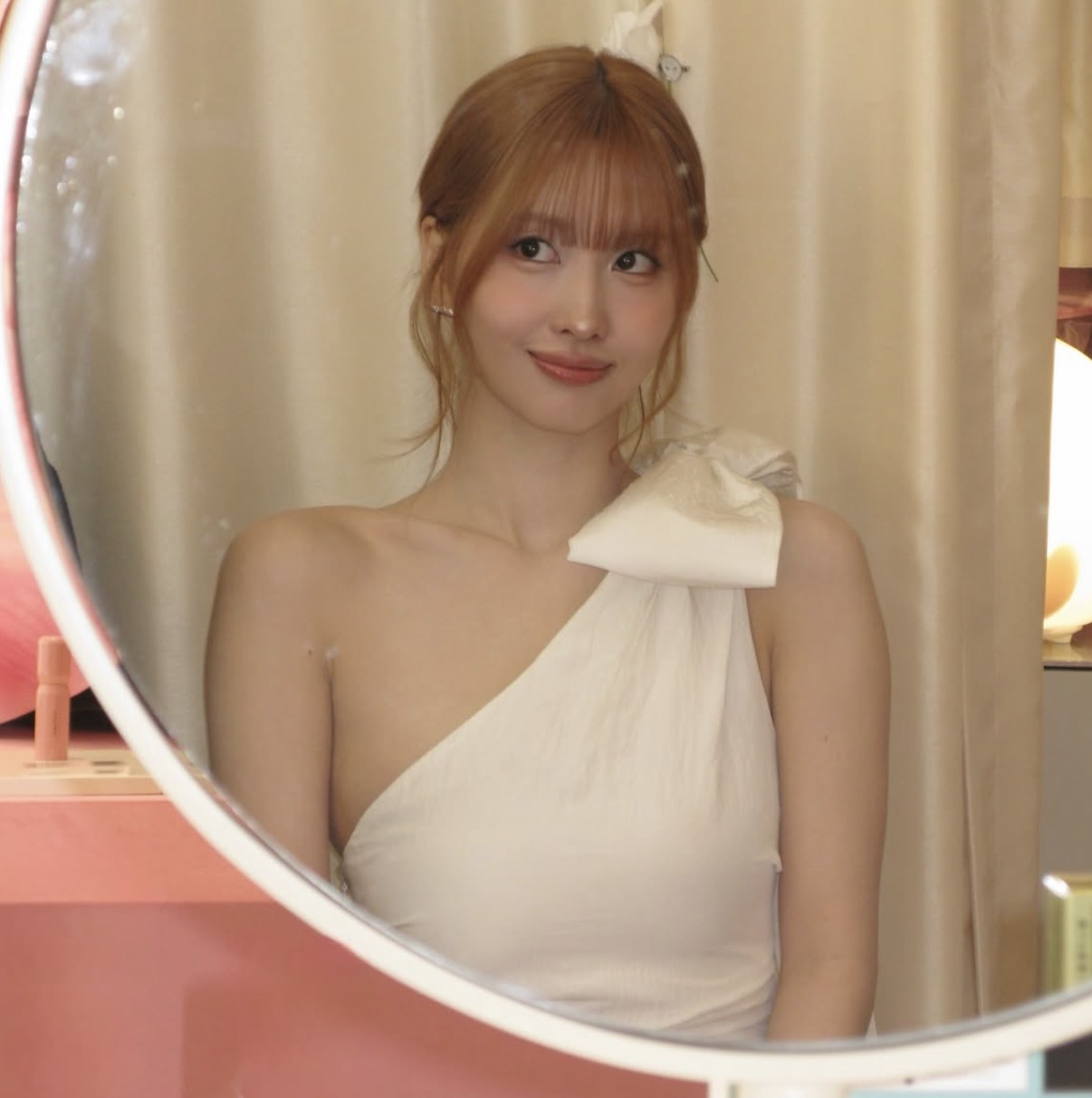 Behind-the-scenes cut of Momo (TWICE)