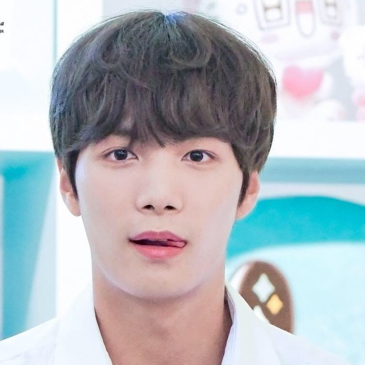 A moment captured by Kim Jonghyeon's fan