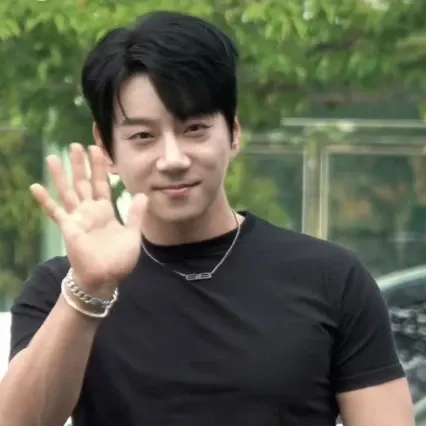 Latest photo of Hwang Chiyeol