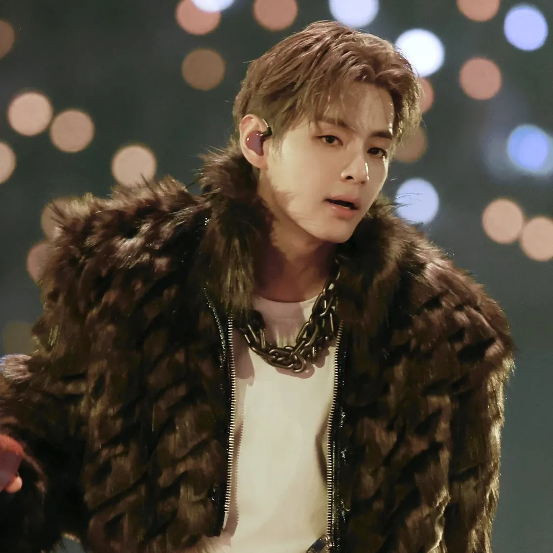 뷔 (방탄소년단)의 최신 사진