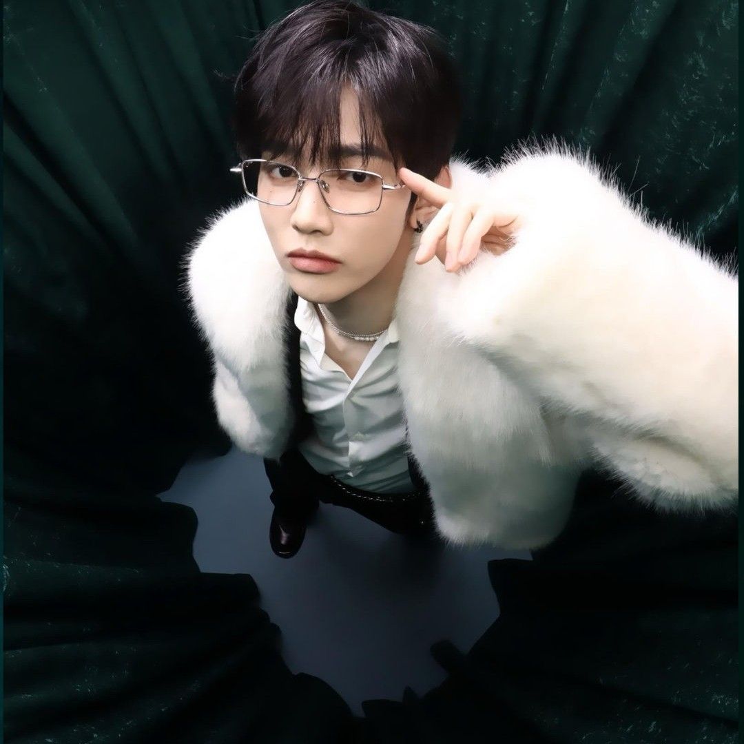 Behind-the-scenes cut of Zhang Hao (ZEROBASEONE)