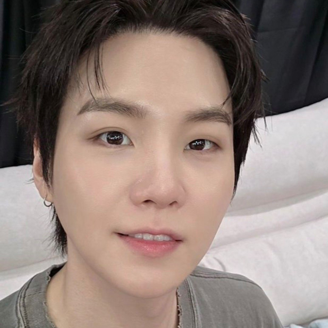 Foto aktivitas terbaru SUGA (BTS)