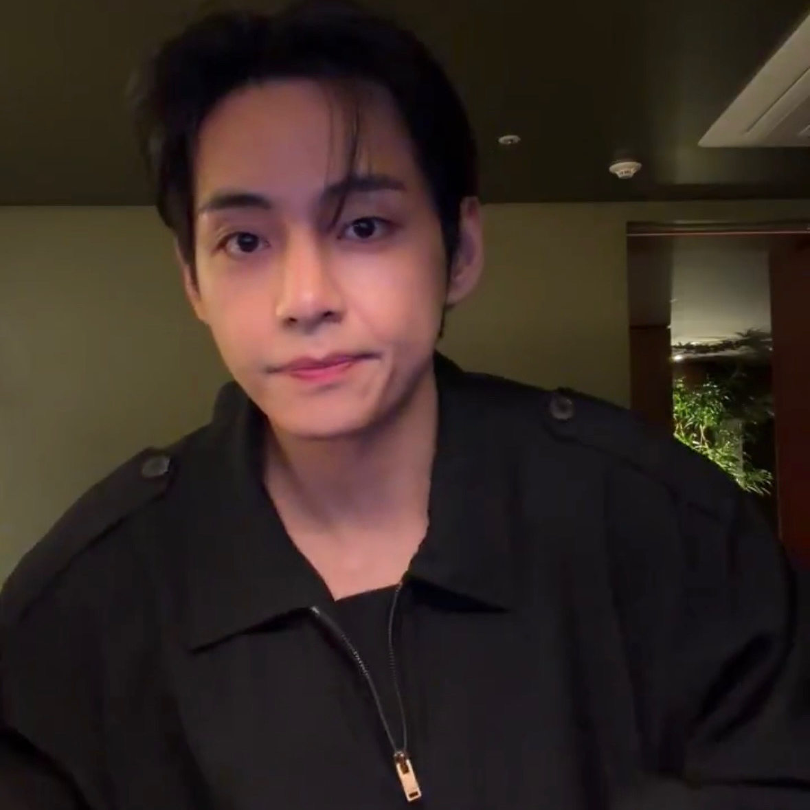 뷔 (방탄소년단)의 최신 사진