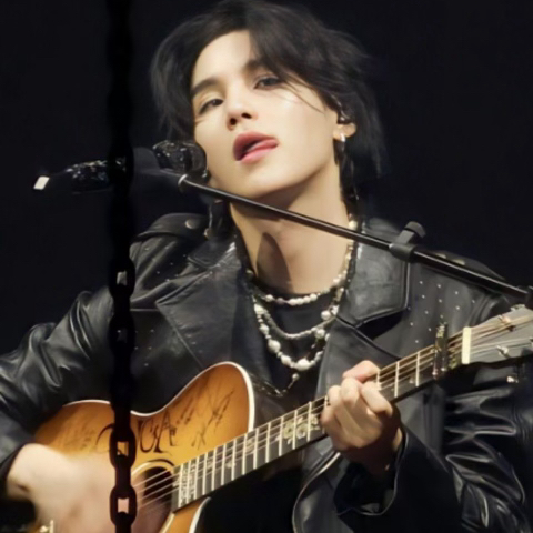 Foto aktivitas terbaru SUGA (BTS)