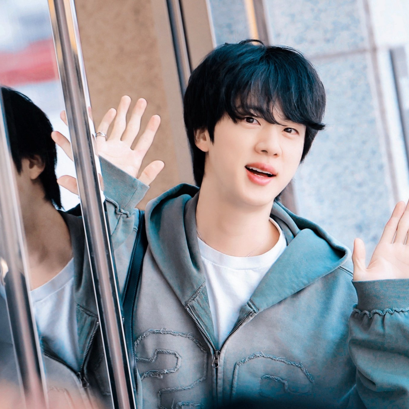 Foto aktivitas terbaru Jin (BTS)