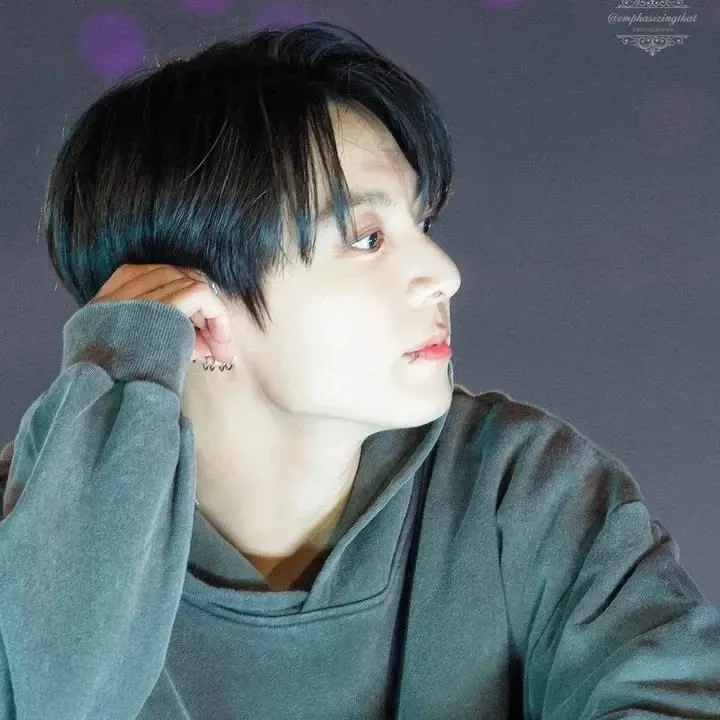 Foto aktivitas terbaru Jungkook (BTS)