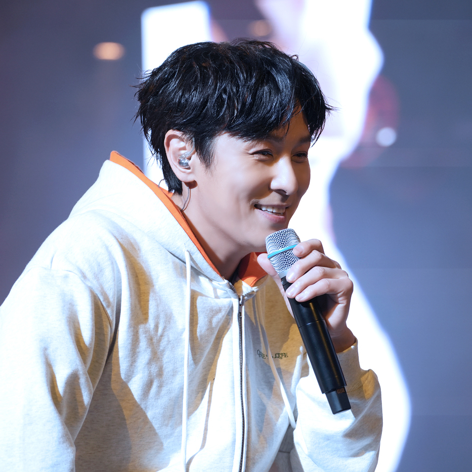 A moment captured by Kim Dongwan (SHINHWA)'s fan