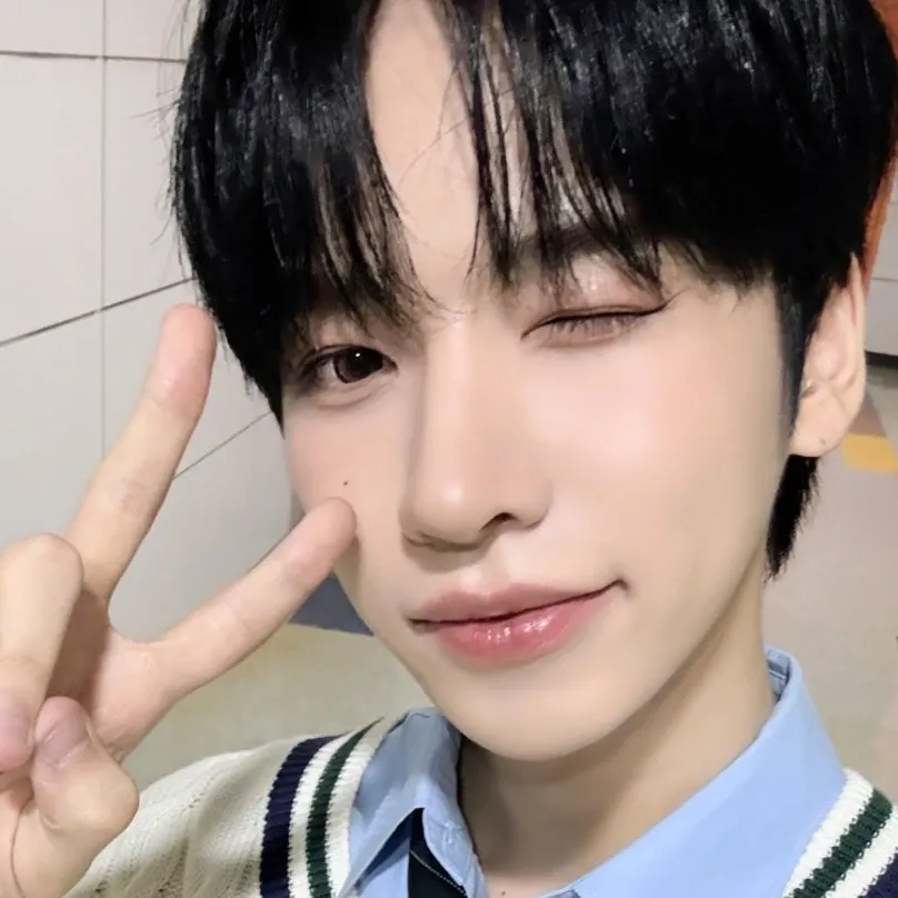 Behind-the-scenes cut of Hanjun (n.SSign)