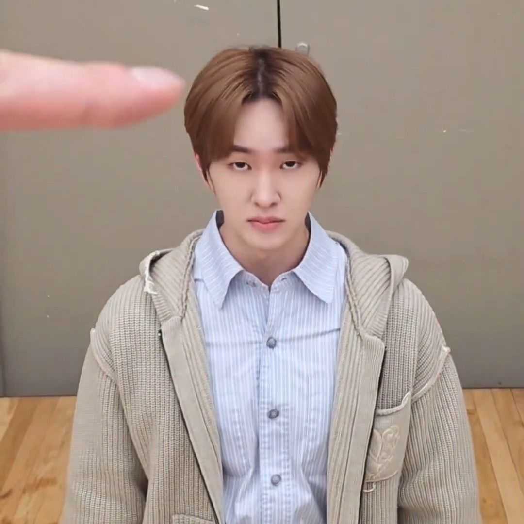 A moment captured by Onew (SHINee)'s fan