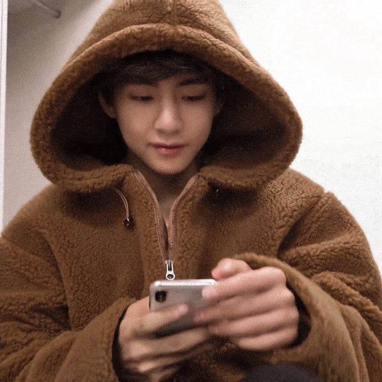 뷔 (방탄소년단)의 최신 사진