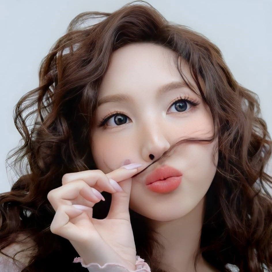 A moment captured by Nayeon (TWICE)'s fan