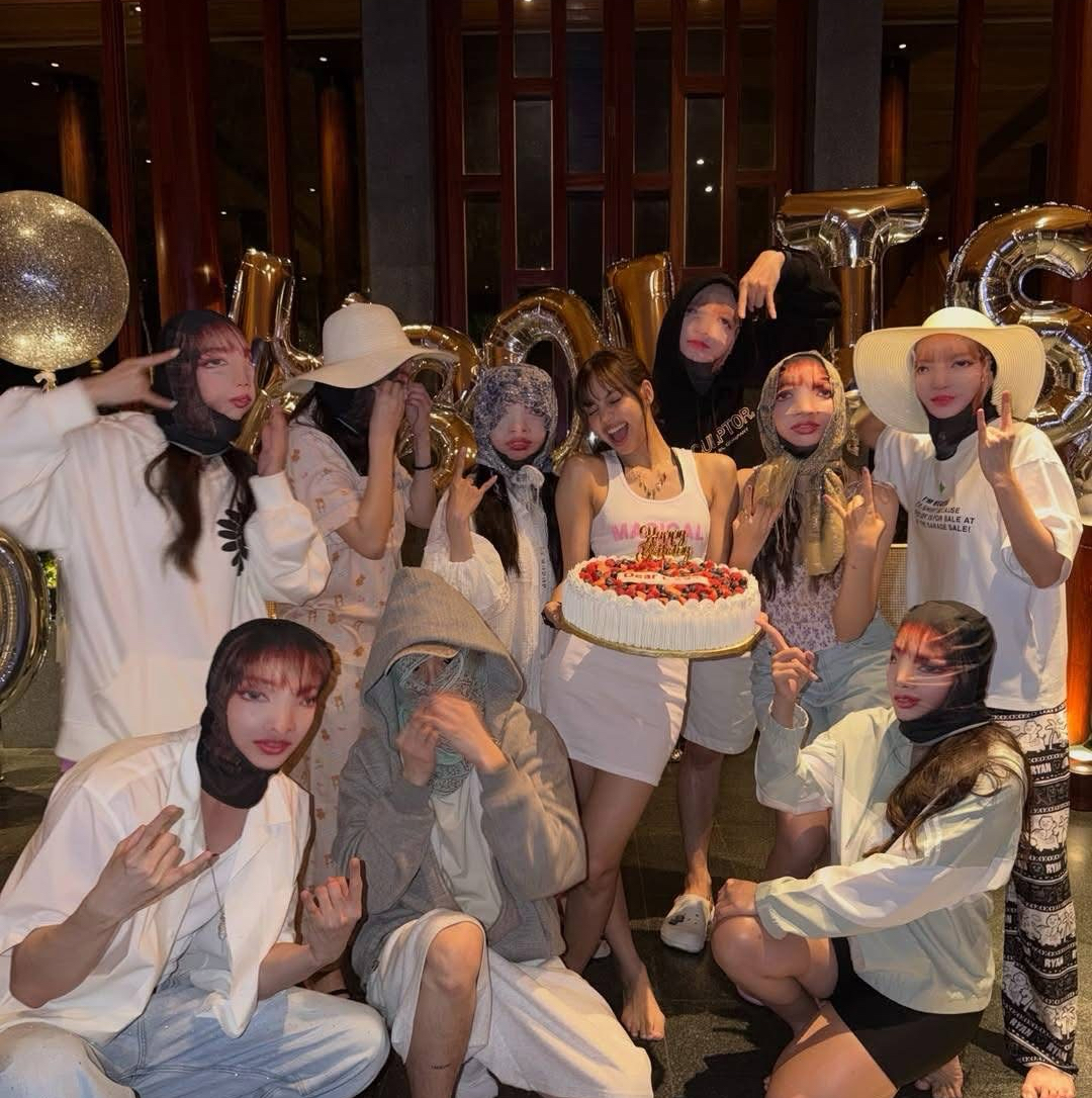 Foto aktivitas terbaru Lisa (BLACKPINK)