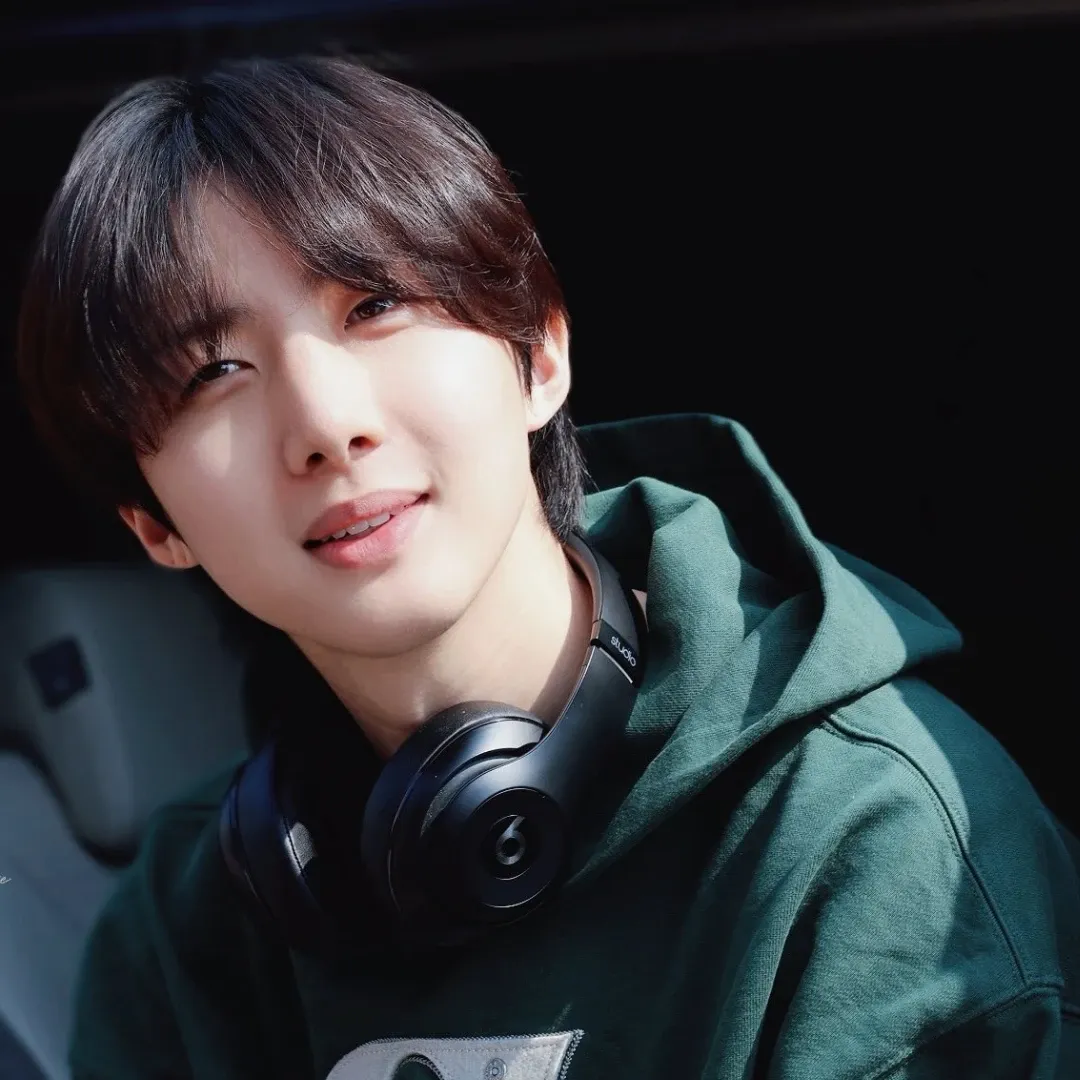 A moment captured by Hui (PENTAGON)'s fan