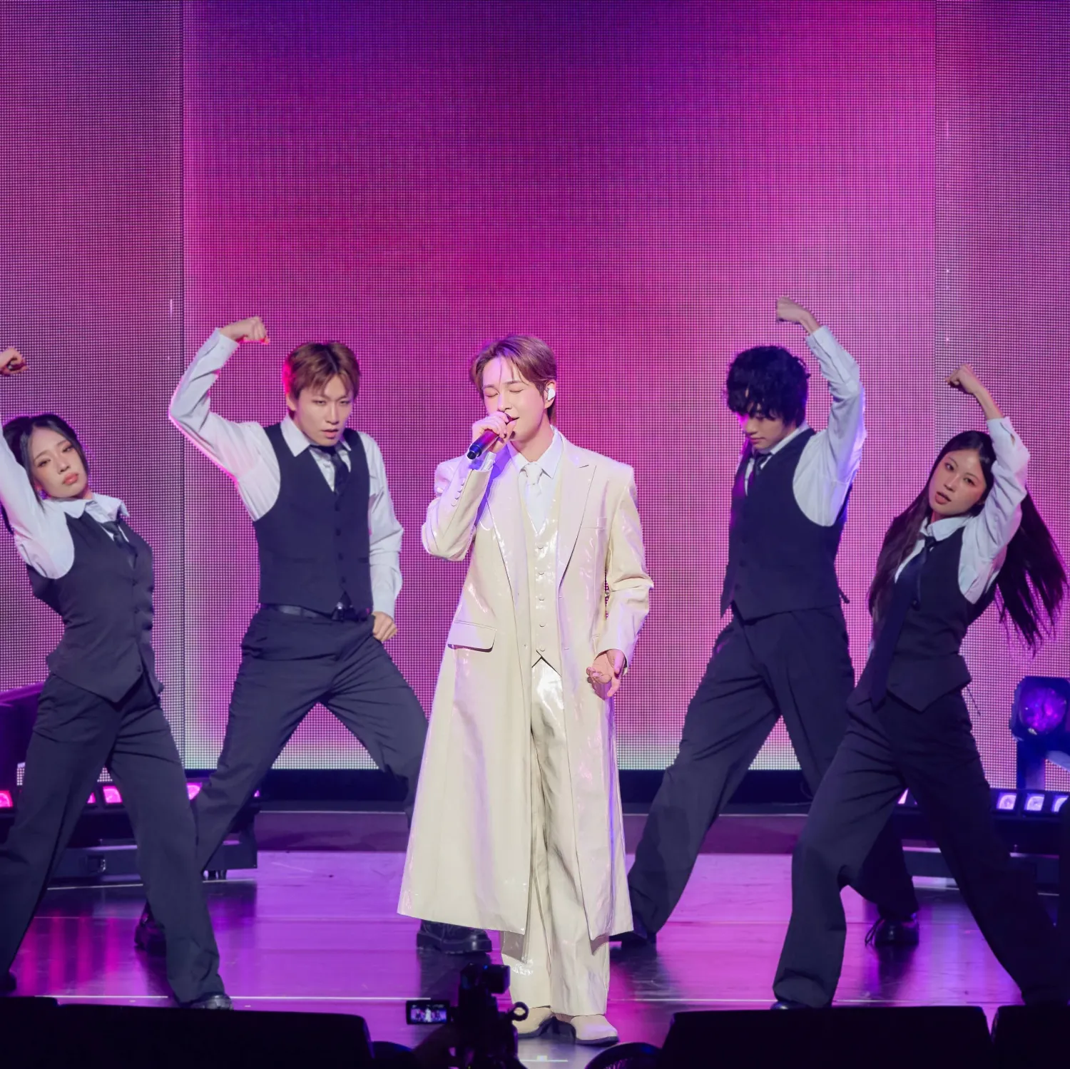 Behind-the-scenes cut of Onew (SHINee)